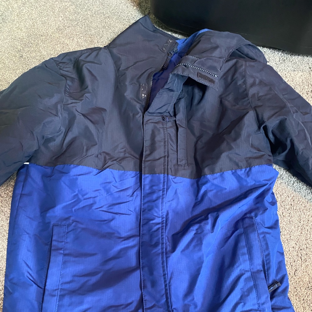 Children’s place winter jacket in blue no rips no stains